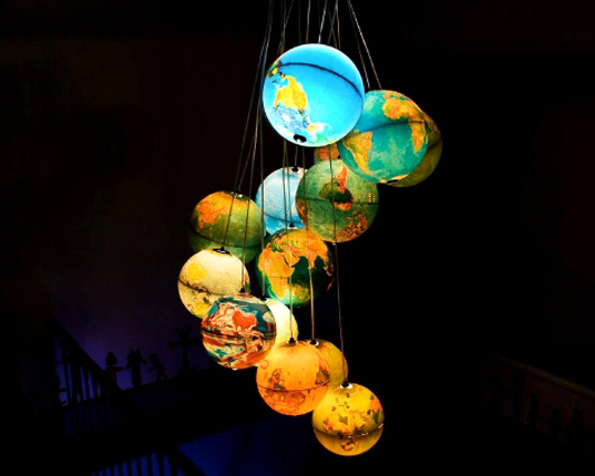 Cluster van verlichte wereldbollen