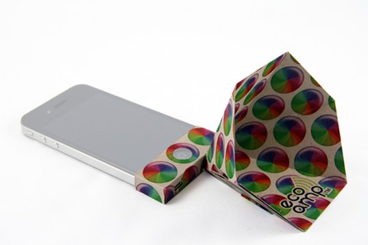 Eco-Made-Cardboard-iPhone-Amplifier-4-537x358