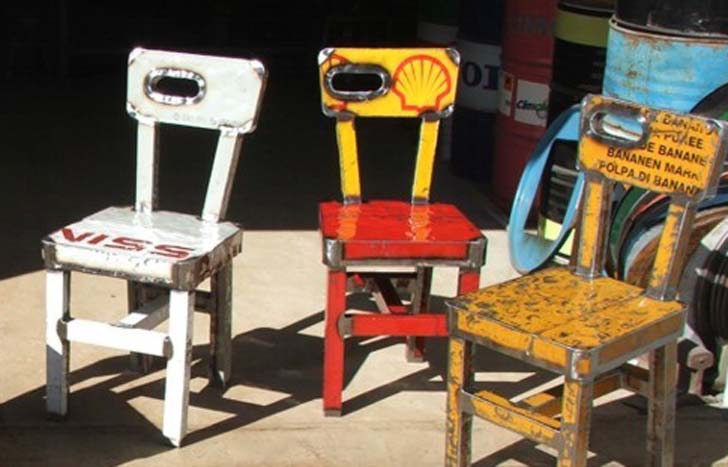 Stoelen van olievaten
